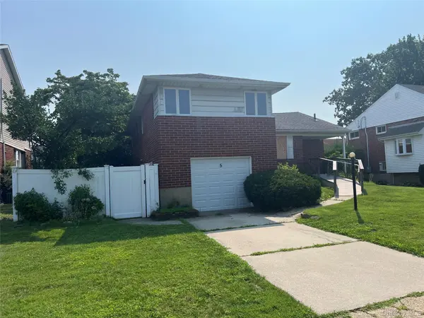 5 Winding RD, Massapequa, NY 11758