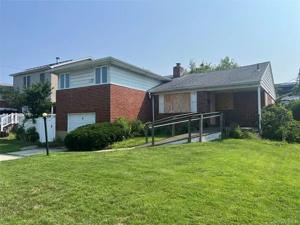 5 Winding RD, Massapequa, NY 11758
