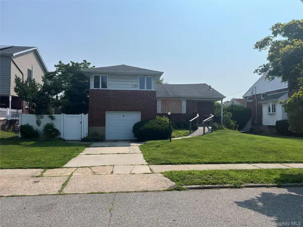 5 Winding RD, Massapequa, NY 11758