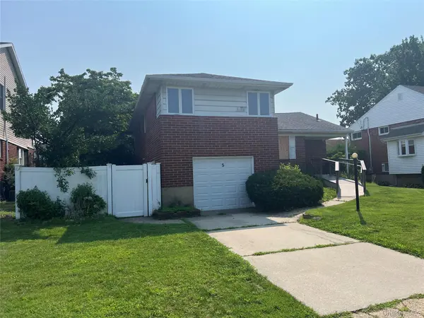 5 Winding RD, Massapequa, NY 11758