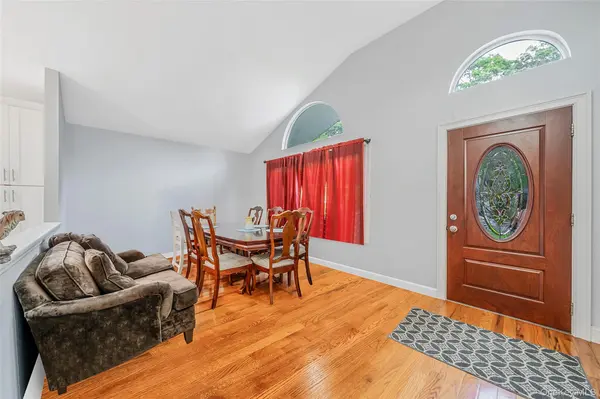 413 Glen DR, Shirley, NY 11967