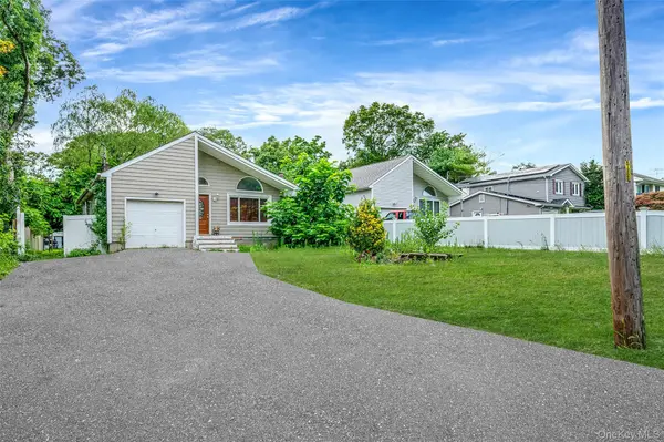 413 Glen DR, Shirley, NY 11967