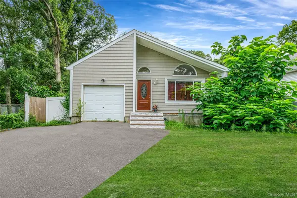 413 Glen DR, Shirley, NY 11967