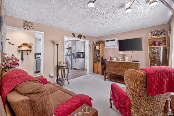 17 Heathcote RD, Lindenhurst, NY 11757