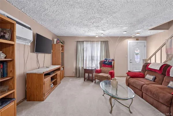 17 Heathcote RD, Lindenhurst, NY 11757