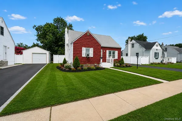 17 Heathcote RD, Lindenhurst, NY 11757