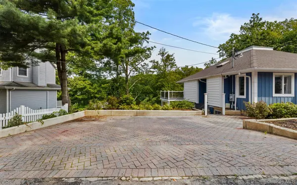 39 Potter LN, Halesite, NY 11743
