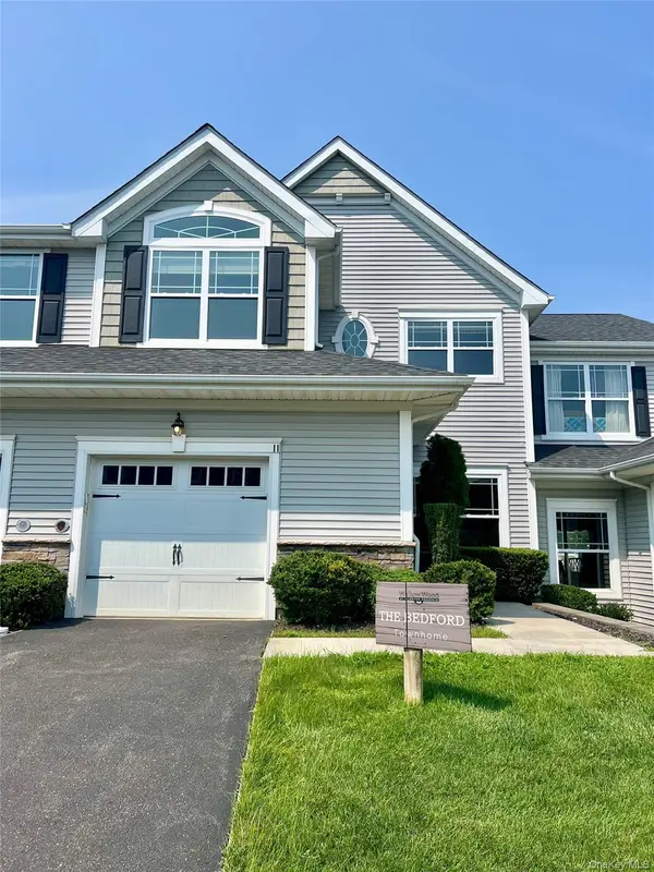 11 Willow TER #11, Coram, NY 11727