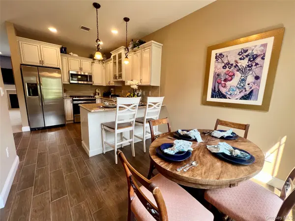 11 Willow TER #11, Coram, NY 11727