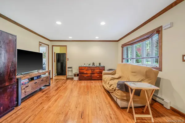 24 Oakcrest AVE, Middle Island, NY 11953