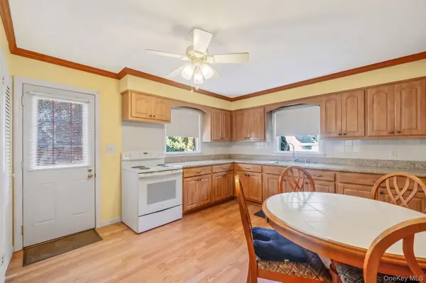24 Oakcrest AVE, Middle Island, NY 11953