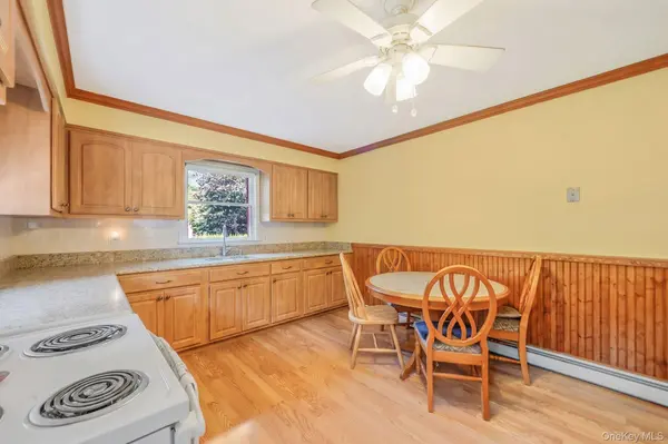 24 Oakcrest AVE, Middle Island, NY 11953