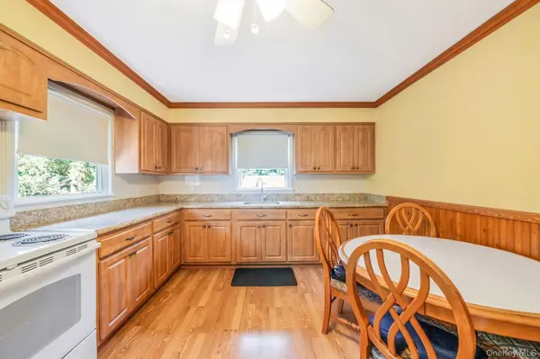 24 Oakcrest AVE, Middle Island, NY 11953