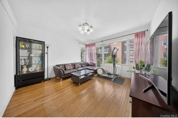 71-28 163rd ST #2A, Fresh Meadows, NY 11365