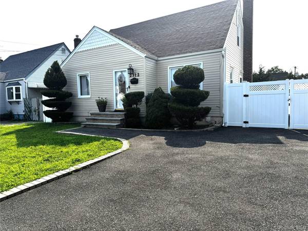 2312 Maple ST, Seaford, NY 11783