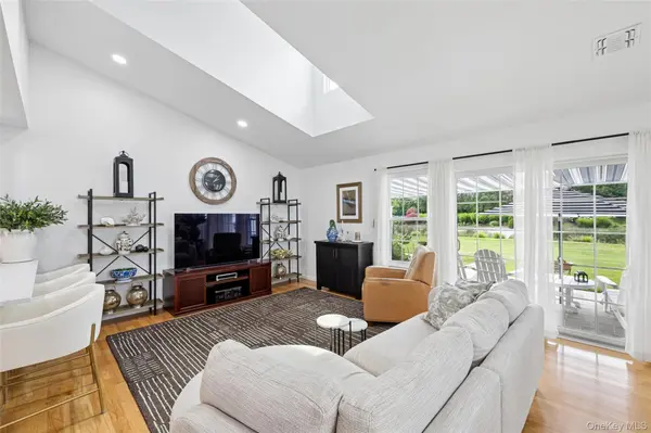 3 Summerfield LN, Aquebogue, NY 11901