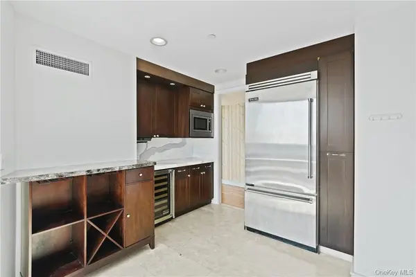 1 Renaissance SQ #21E, White Plains, NY 10601