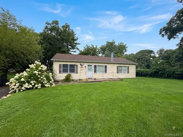 72 Locust AVE, Oakdale, NY 11769