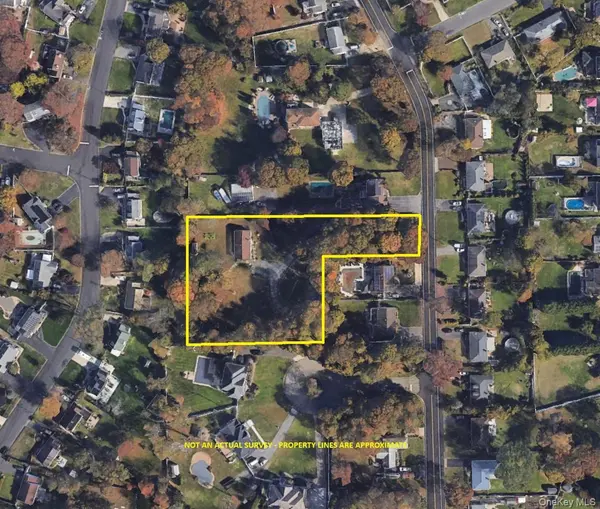 72 Locust AVE, Oakdale, NY 11769