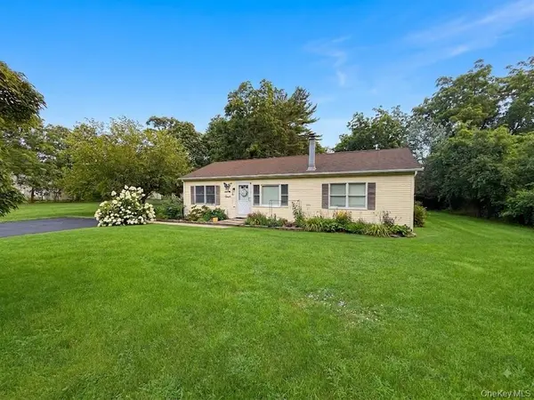 72 Locust AVE, Oakdale, NY 11769