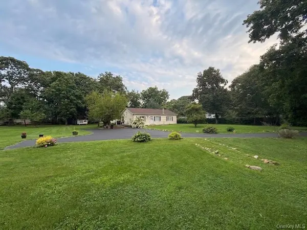 72 Locust AVE, Oakdale, NY 11769