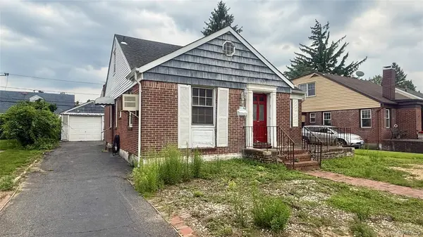 34 Fairfield LN, New Hyde Park, NY 11040