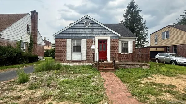 34 Fairfield LN, New Hyde Park, NY 11040