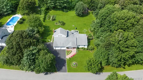 29 Niewood DR, Ridge, NY 11961