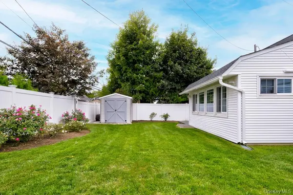 17 Trapper LN, Levittown, NY 11756