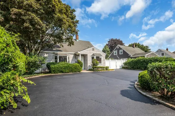 9 Academy LN, Levittown, NY 11756