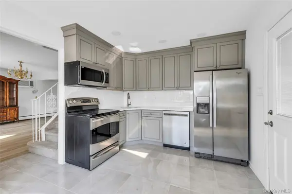 9 Academy LN, Levittown, NY 11756