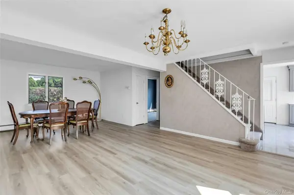 9 Academy LN, Levittown, NY 11756