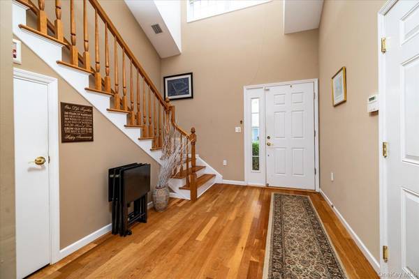 196 Pond View DR, Port Washington, NY 11050