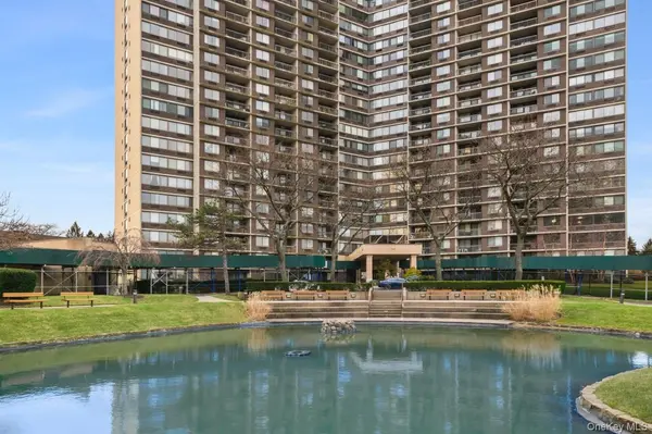 1 Bay Club DR #18L, Bayside, NY 11360