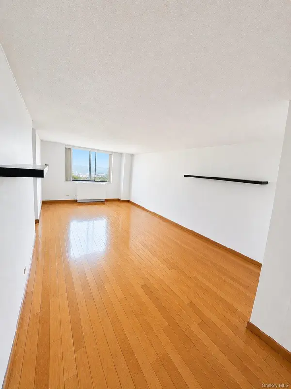 1 Bay Club DR #18L, Bayside, NY 11360