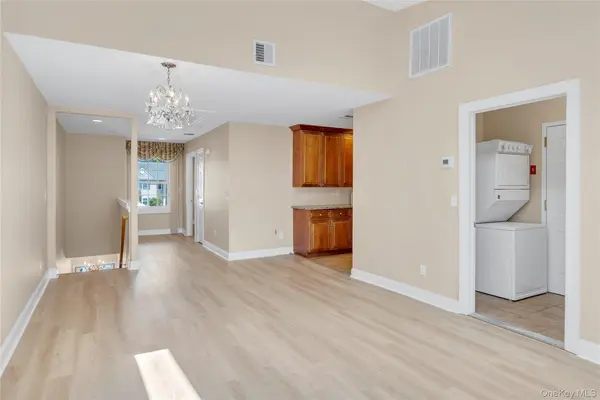1118 Savoy DR, Melville, NY 11747