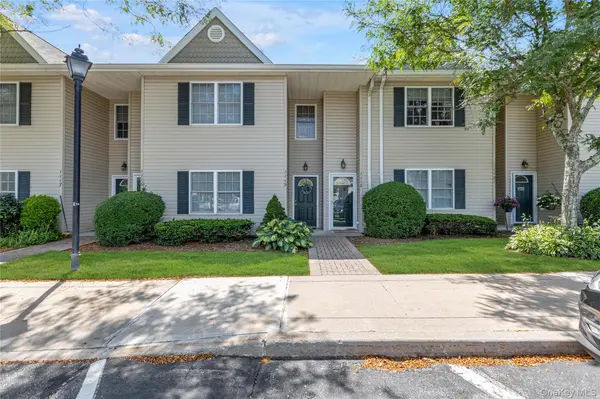1118 Savoy DR, Melville, NY 11747