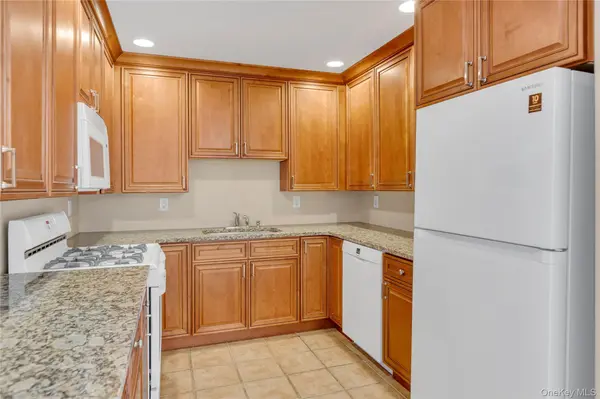 1118 Savoy DR, Melville, NY 11747