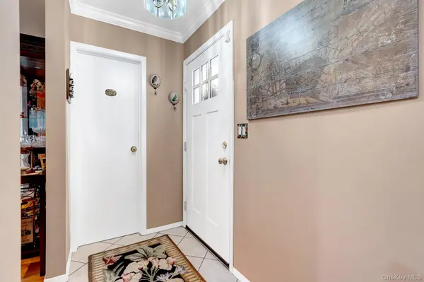 11 Clubhouse CT, Woodbury, NY 11797