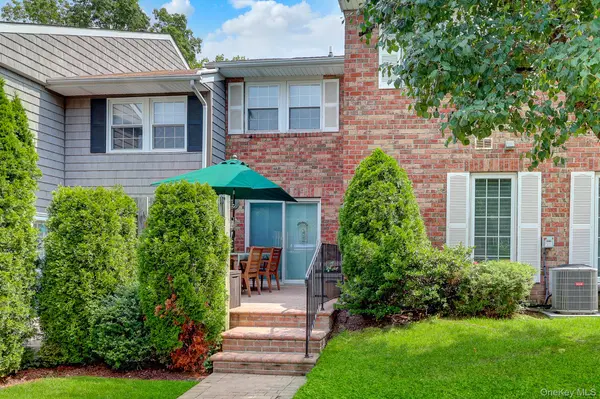11 Clubhouse CT, Woodbury, NY 11797