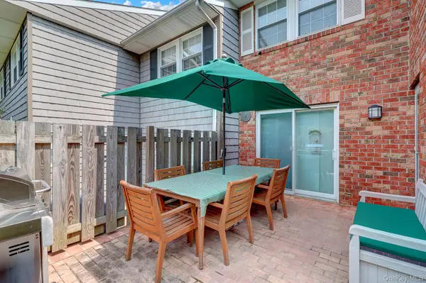 11 Clubhouse CT, Woodbury, NY 11797