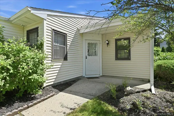 90 Knolls DR, Stony Brook, NY 11790
