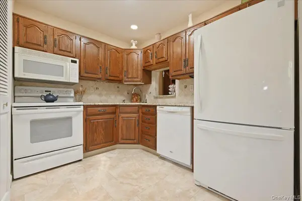 90 Knolls DR, Stony Brook, NY 11790