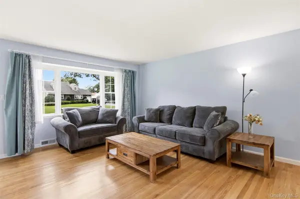 15 Apple LN, Commack, NY 11725