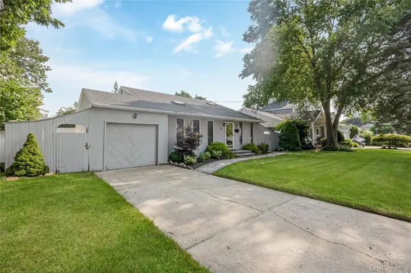 10 Larkin ST, Farmingdale, NY 11735