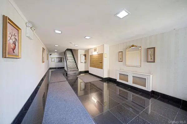 143-50 Hoover AVE #611, Briarwood, NY 11435
