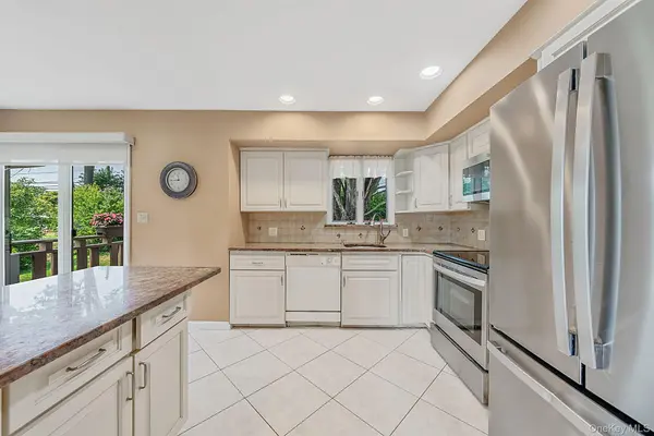 6 Keswick DR, East Islip, NY 11730