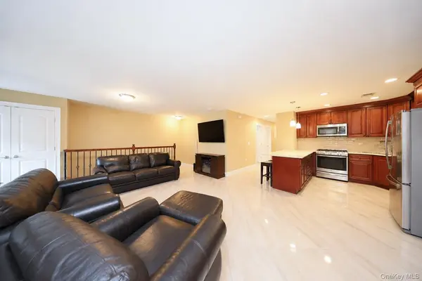 23 Wiltshire Ln, Staten Island, NY 10309