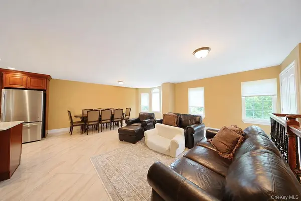 23 Wiltshire Ln, Staten Island, NY 10309