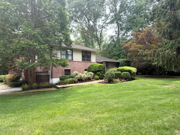 12 Robin LN, Huntington, NY 11743